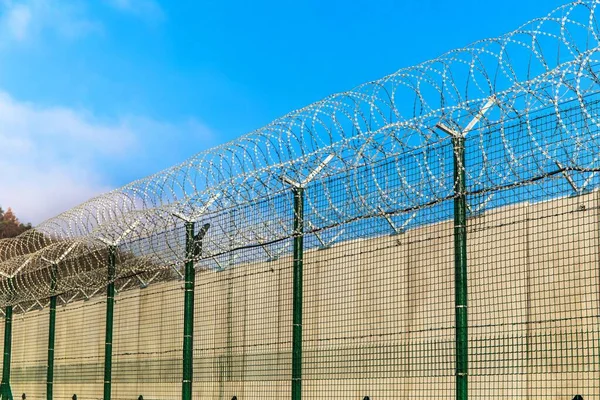 Szögesdrót Kék Égnek Börtönkoncepció Belépési Parancs Katonai Bázis Kerítés Részletei — Stock Fotó