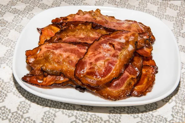 Une Petite Assiette Blanche Lanières Bacon Frites Sur Une Table — Photo