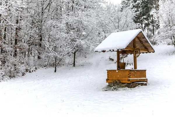 Zimní Vesnická Krajina Dřevěné Dobře Navijákem Sněhových Závějích Stará Venkovská — Stock fotografie