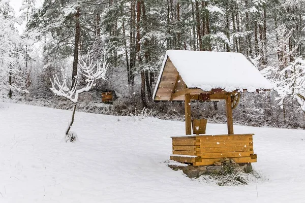 Winterdörflandschaft Holzbrunnen Mit Einer Seilwinde Den Schneewehen Alter Ländlicher Brunnen — Stockfoto
