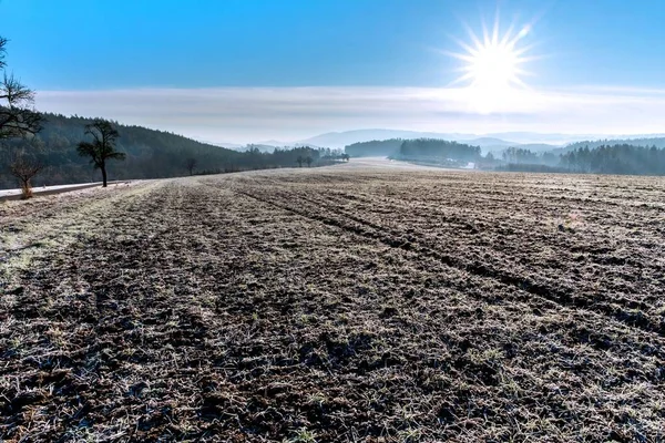 Sonne Über Der Gefrorenen Landschaft Frostiger Wintermorgen Kalte Landschaft Tschechien — Stockfoto