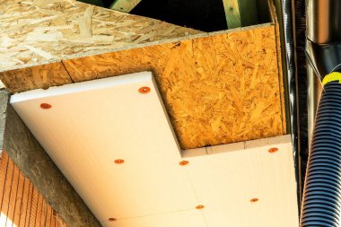 Stil köpük, Yüzün Polistiren İzolasyonu. Bir aile evi inşaatı. Isı yalıtımı. Enerji tasarrufu.