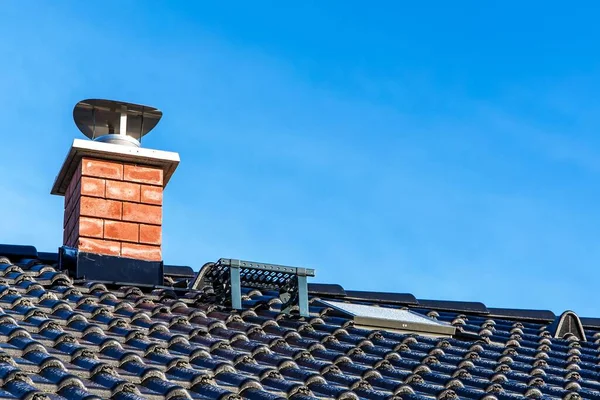 New Black Tiled Roof Chimney New Roof Detached House Chimney — Stock Photo, Image