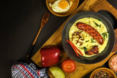 Patates püresi ve domuz sosisi. Sosis, domuz püresi ve patates püresi. Sağlıksız ve yağlı yiyecekler. Izgara sosis..