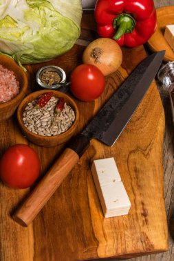 Ev yapımı salata. Buzdağı marulu ve domatesli. Sebze salatası için malzemeler. Diyet yemek..