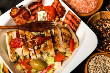 Izgara tavuk göğsü ve sebze salatası. Sporcular için diyet yemeği. Sağlıklı yiyecekler. Domatesli tavuk biftek..