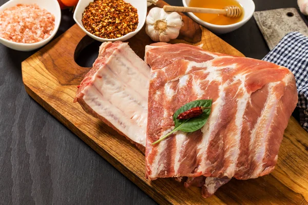 スパイスと生の豚カルビ キッチンボード上の生肉 蜂蜜と唐辛子からマリネの準備 夏のバーベキュー — ストック写真