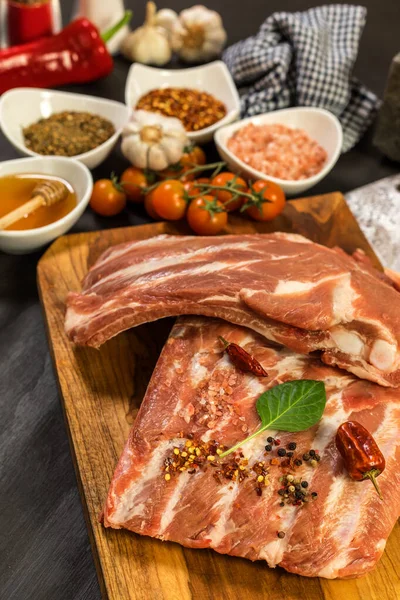 スパイスと生の豚カルビ キッチンボード上の生肉 蜂蜜と唐辛子からマリネの準備 夏のバーベキュー — ストック写真