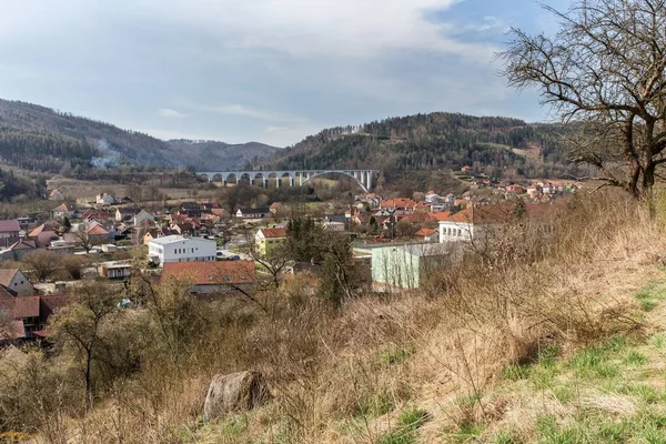 Villaggio Nella Repubblica Ceca Ponte Ferroviario Sul Villaggio Dolni Loucky — Foto Stock