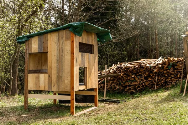 春に見られるように 家庭で作られた鶏小屋が家庭菜園の中に建てられました 鶏小屋の建設 国内養鶏 — ストック写真