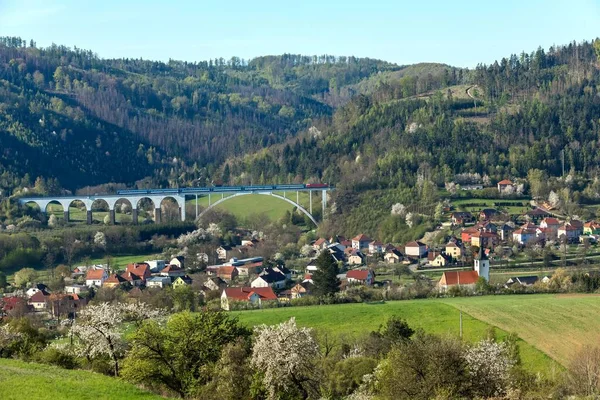 Ponte Ferroviario Primavera Nella Repubblica Ceca Del Villaggio Dolni Loucky — Foto Stock