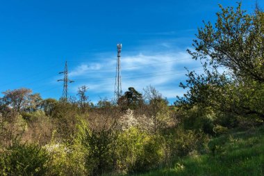 Radyo modülleri ve mavi gökyüzü arka planında metal üzerine monte edilmiş akıllı antenli 5G radyo ağı telekomünikasyon ekipmanı.