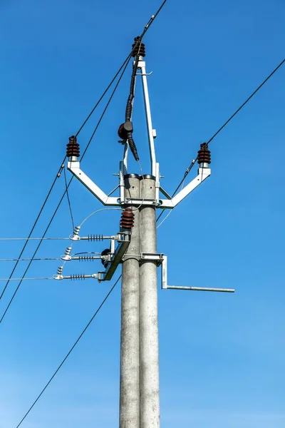 Línea Eléctrica Aislamiento Eléctrico Alto Voltaje Contra Cielo Azul Energía — Foto de Stock
