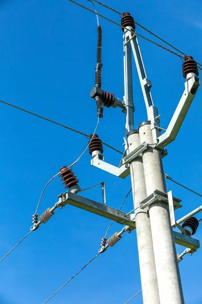 Elektrische Hoogspanningsisolatielijn Tegen Blauwe Lucht Energie Elektriciteit Power Pylon Een — Stockfoto