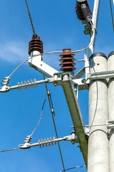 Línea Eléctrica Aislamiento Eléctrico Alto Voltaje Contra Cielo Azul Energía —  Fotos de Stock
