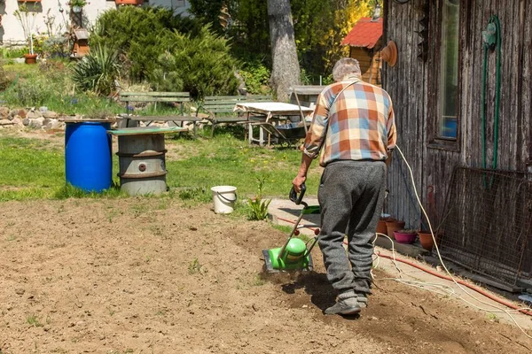 Jardinagem Trabalho Primavera Quinta Cultivo Terras Com Cultivador Elétrico Homem — Fotografia de Stock