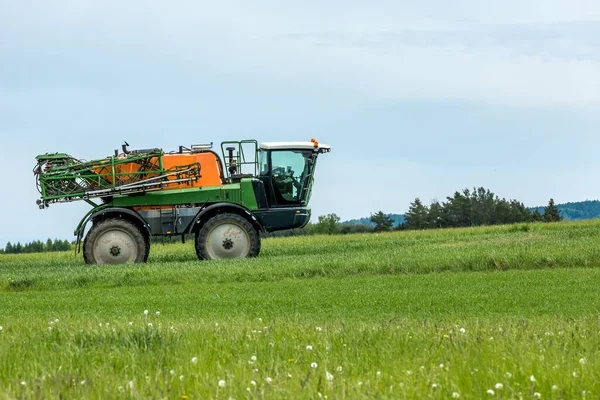 Traktor Rozprašuje Pole Chemikáliemi Insekticidů Zemědělství České Republice Jarní Zataženo — Stock fotografie