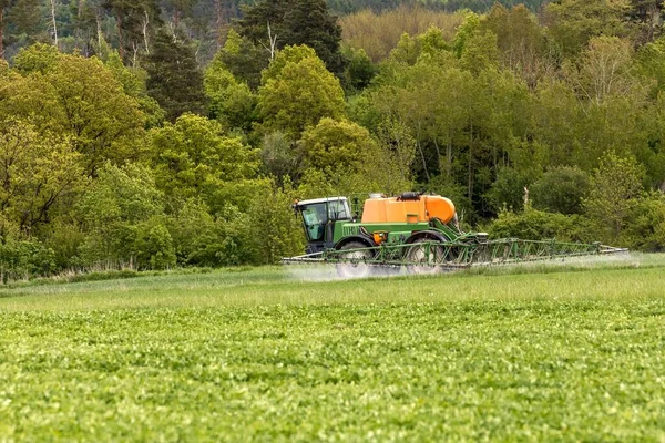 Tractor Spray Bemesten Veld Met Insecticide Herbicide Chemicaliën Landbouw Gebied — Stockfoto