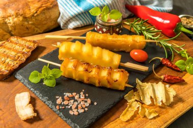 Acı biberli ve domatesli ızgara peynir. Ev mangalı. Geleneksel yemek. Sıcak peynir. Barbekü sezonu.