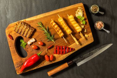 Acı biberli ve domatesli ızgara peynir. Ev mangalı. Geleneksel yemek. Sıcak peynir. Barbekü sezonu.