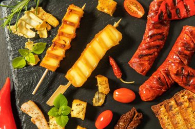 Acı biberli ve domatesli ızgara peynir. Ev mangalı. Geleneksel yemek. Sıcak peynir. Barbekü sezonu.