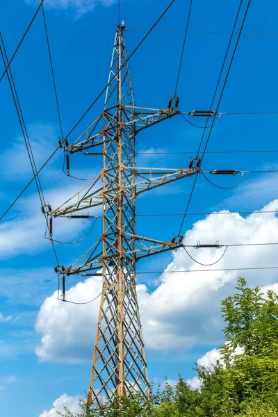 Pilón Eléctrico Alta Tensión Contra Cielo Azul Nublado Distribución Electricidad — Foto de Stock