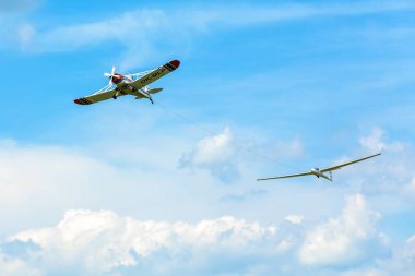 BRNO, CZECH CUBLIC - 4 Temmuz 2021: küçük spor havaalanı Medlanky. Gliders için Piper Pawnee uçak çekici uçağı. Planör - Standart Cirrus.