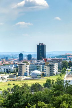 BRNO, CZECH REPUBLIC - 4 Temmuz 2021: Brno Teknoloji Üniversitesi, şehir manzaralı. VUT Brno. 1899 'da kuruldu..