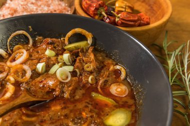 Geleneksel Macar sığır güveci. Soğan ve sarımsaklı gulaş. Baharatlı yemek..