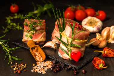 Tahtada pastırmalı taze çiğ domuz filetosu. Et ızgara için hazır. Diyet yemek..