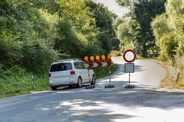 チェコ共和国の交通標識や田舎道 森の中の田舎道への入場は禁止交通規制違反 — ストック写真