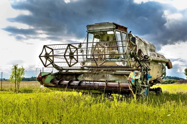 チェコの田舎では古い放棄されたコンバイン ハーベスター 農業機械 穀物収穫 — ストック写真