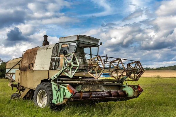 Una Vieja Cosechadora Abandonada Campo Checo Maquinaria Agrícola Cosecha Granos — Foto de Stock