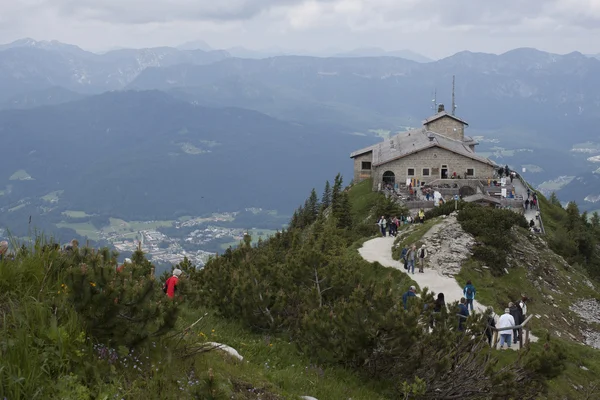 ベルヒテス ガーデン、ドイツ、2013 年 6 月 14 日： 観光客が訪れるオーバーザルツベルクに kehlsteinhaus。「ワシの巣」を建てたアドルフ ・ ヒトラーの 50 歳の誕生日。1834 メートル asl の標高に位置しています — ストック写真