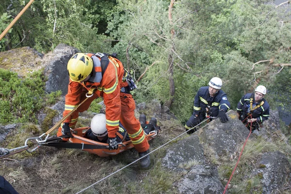 Kadan, Csehország, június 6, 2012: mentő egységek gyakorolja. mentési nevelésével megközelíthetetlen domborzati a gát kadan. helyreállítási technikák kötél — Stock Fotó