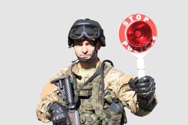 Özel Kuvvetler asker, üzerinde beyaz izole bir araç denetim noktası durdurmak için komut verir