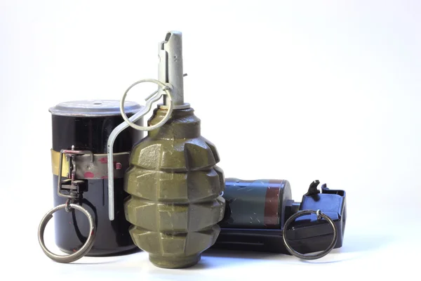 Tres granadas aisladas en blanco — Foto de Stock