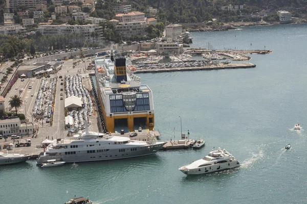 Nice, Frankrike, den 28 juni, 2014: vy över hamnen "lympia" från castle hill framme vid färjan företaget "Korsika Sardinien Färjor, cote d'azur — Stockfoto