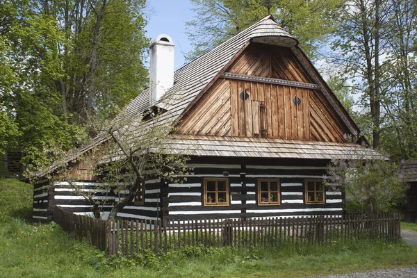 Vesely Kopec, République tchèque-7 mai 2014 : Skanzen Vesely Kopec, architecture folklorique, bâtiment rural tchèque typique dans les hautes terres, moulin à eau , — Photo