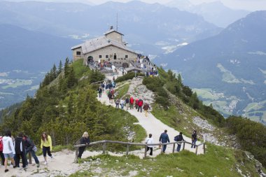 Berchtesgaden, ORME ny, 14 Haziran 2013: turist ziyaret kehlsteinhaus obersalzberg içinde. 