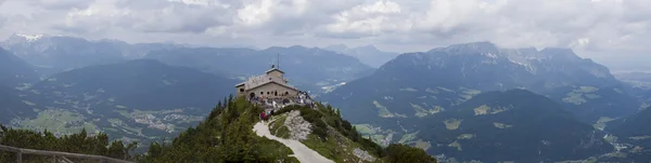 Berchtesgaden, Niemcy, zm. 14 czerwca 2013: turyści odwiedzają kehlsteinhaus w Obersalzbergu. "Orle Gniazdo" został zbudowany na Adolfa Hitlera na 50 urodziny. panoramiczny widok na okoliczne góry — Zdjęcie stockowe