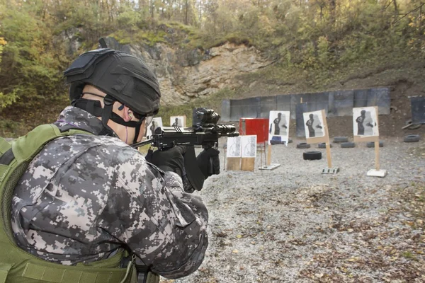 Esquadrão especial anti-terrorista, treinado no campo de tiro — Fotografia de Stock