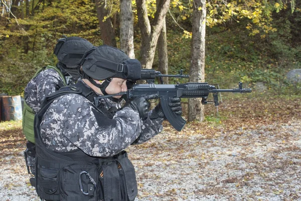 Специальный антитеррористический отряд, тренированный на стрельбище — стоковое фото