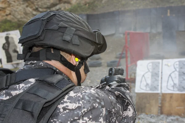 Специальный антитеррористический отряд, тренированный на стрельбище — стоковое фото