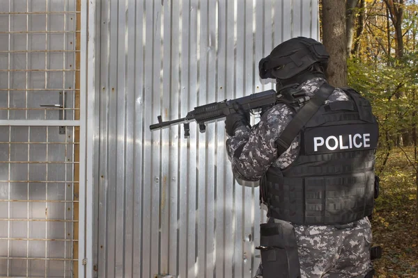 Anti-Terror-Spezialeinsatzkommando trainiert am Schießstand — Stockfoto