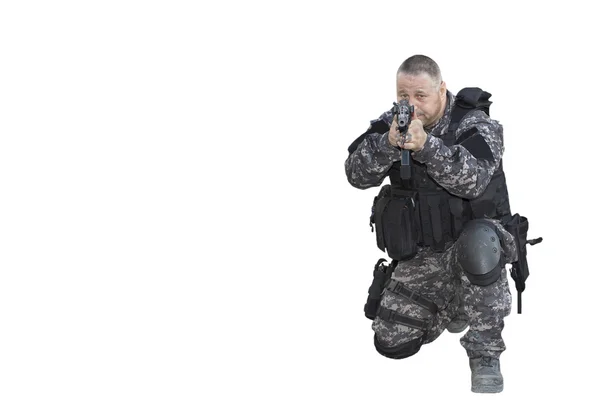 Lupta împotriva terorismului, soldat al Forțelor Speciale, cu pușcă de asalt, poliție swat, izolat pe alb — Fotografie, imagine de stoc
