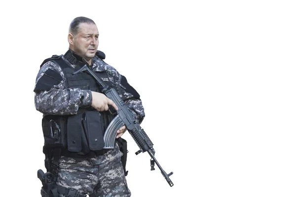 Lupta împotriva terorismului, soldat al Forțelor Speciale, cu pușca de asalt cehă "sa.vz.58", a înlăturat poliția, izolată pe alb — Fotografie, imagine de stoc