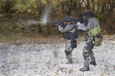 Özel Kuvvetler asker, assault tüfekler 
