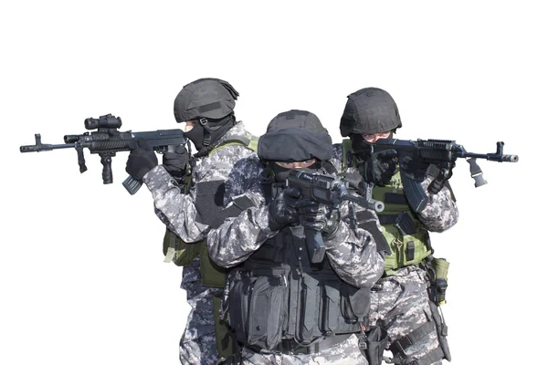 Lotta contro il terrorismo, soldato delle Forze Speciali, con fucile d'assalto, SWAT polizia, isolato su bianco — Foto Stock