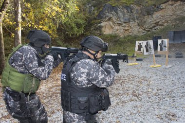 Özel Kuvvetler asker, assault tüfekler 